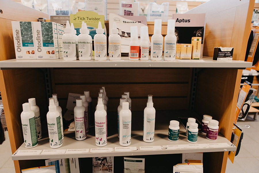 Hyllor med schampo och kosttillskott.